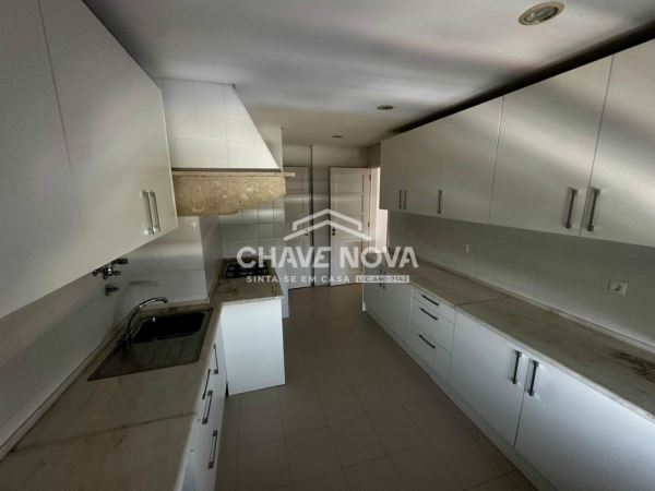 Apartamento T2 Renovado na Avenida 5 de Outubro, ao lado da estação de Entrecampos, Lisboa
