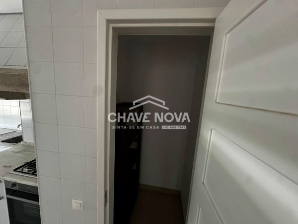 Apartamento T2 Renovado na Avenida 5 de Outubro, ao lado da estação de Entrecampos, Lisboa