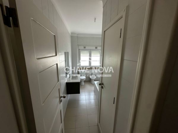 Apartamento T2 Renovado na Avenida 5 de Outubro, ao lado da estação de Entrecampos, Lisboa
