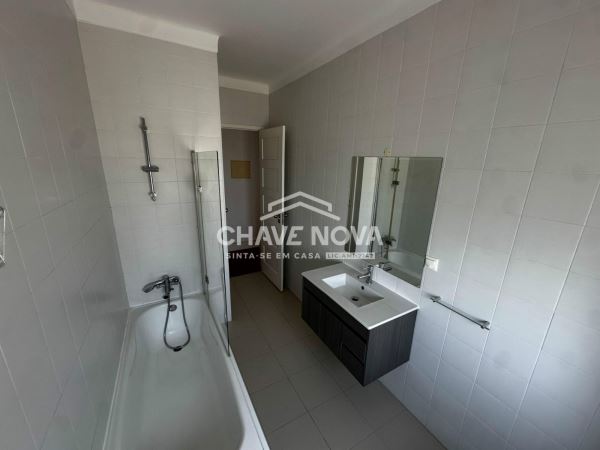 Apartamento T2 Renovado na Avenida 5 de Outubro, ao lado da estação de Entrecampos, Lisboa
