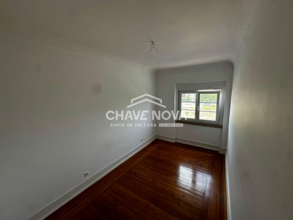 Apartamento T2 Renovado na Avenida 5 de Outubro, ao lado da estação de Entrecampos, Lisboa