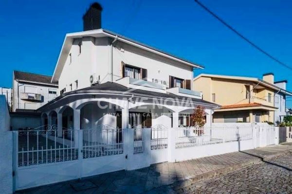 Moradia Isolada V4 c/ Garagem Box em Vilar de Andorinho