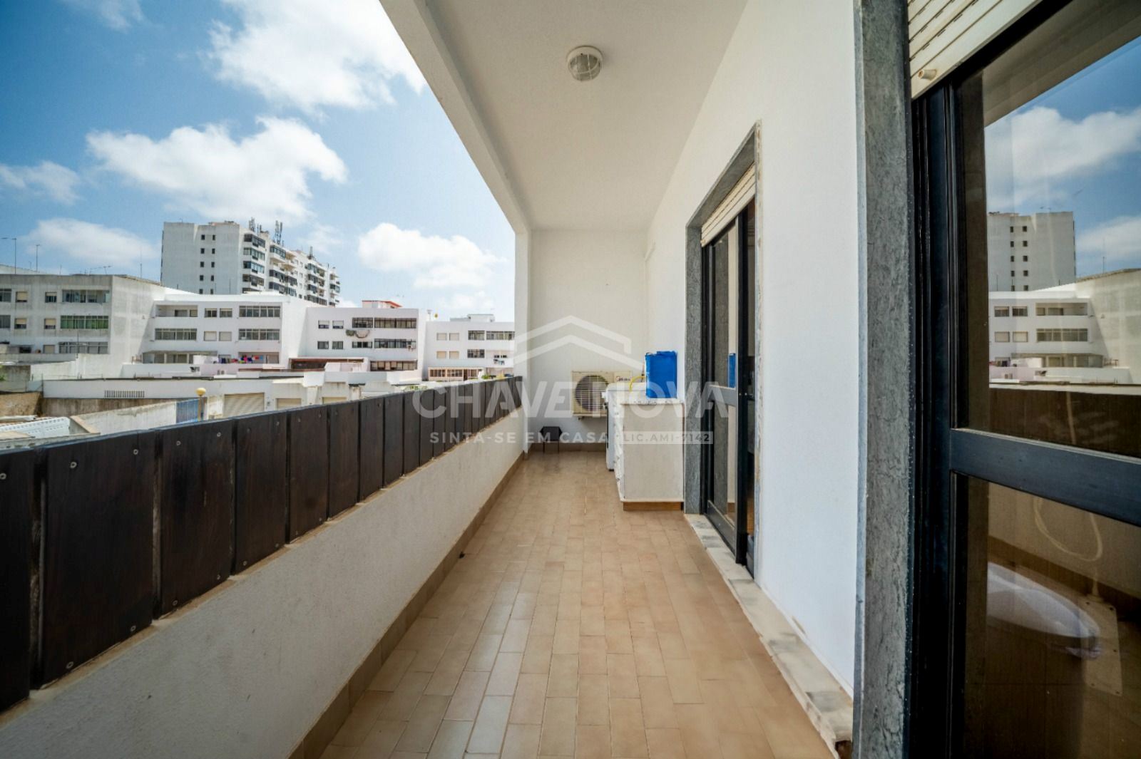 Apartamento T0, com generosa varanda, num 1º piso, virado a nascente, num prédio com elevador, em Loule. 