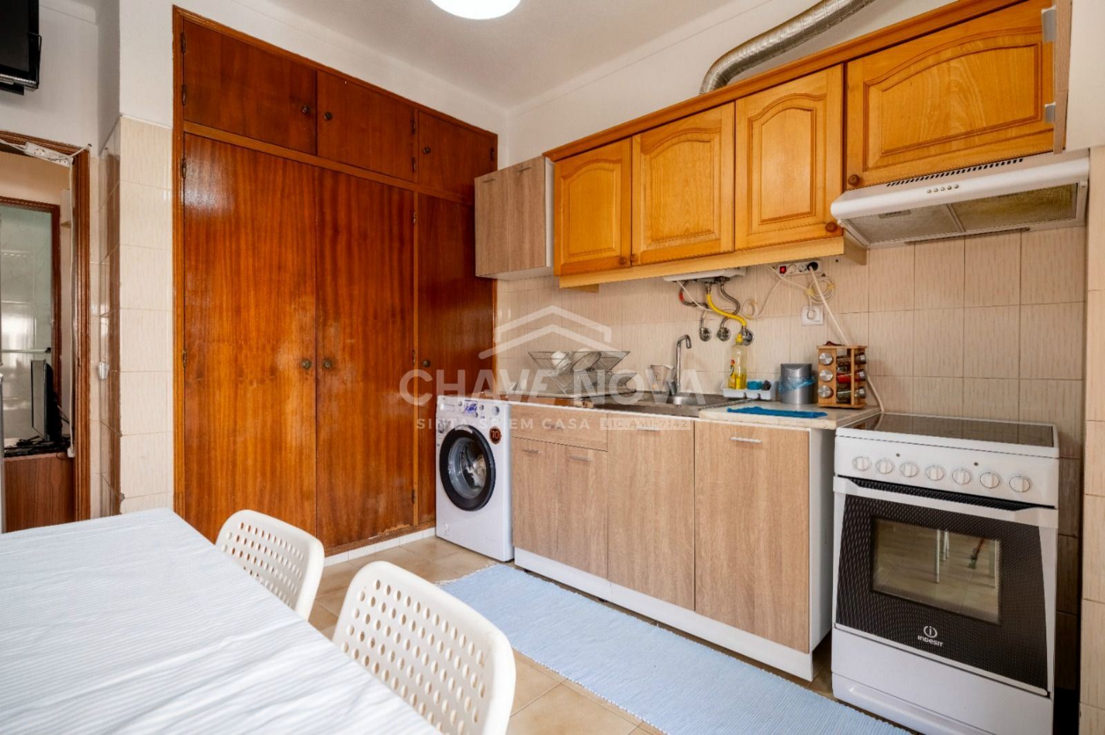 Apartamento T0, com generosa varanda, num 1º piso, virado a nascente, num prédio com elevador, em Loule. 