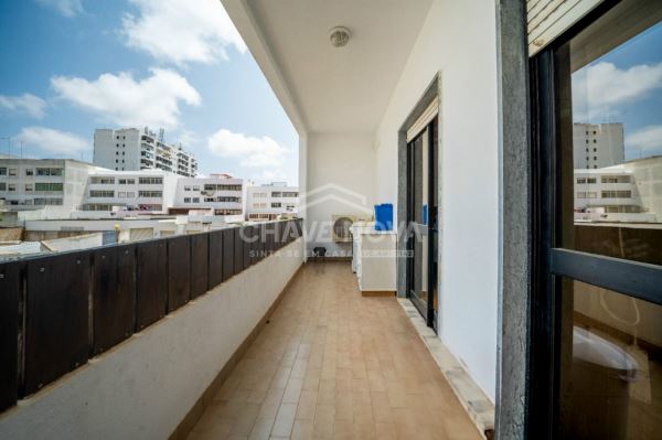 Apartamento T0, com generosa varanda, num 1º piso, virado a nascente, num prédio com elevador, em Loule. 