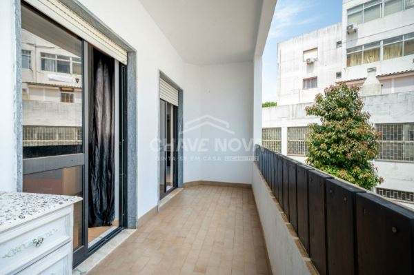 Apartamento T0, com generosa varanda, num 1º piso, virado a nascente, num prédio com elevador, em Loule. 