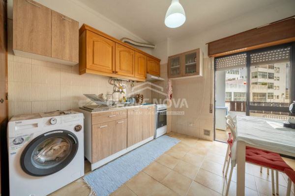 Apartamento T0, com generosa varanda, num 1º piso, virado a nascente, num prédio com elevador, em Loule. 