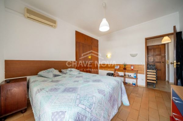 Apartamento T0, com generosa varanda, num 1º piso, virado a nascente, num prédio com elevador, em Loule. 