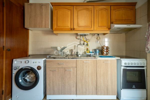 Apartamento T0, com generosa varanda, num 1º piso, virado a nascente, num prédio com elevador, em Loule. 