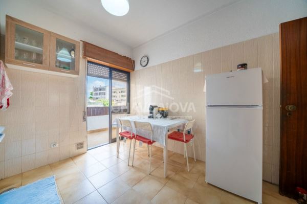 Apartamento T0, com generosa varanda, num 1º piso, virado a nascente, num prédio com elevador, em Loule. 