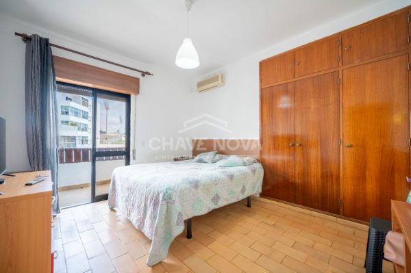 Apartamento T0, com generosa varanda, num 1º piso, virado a nascente, num prédio com elevador, em Loule. 