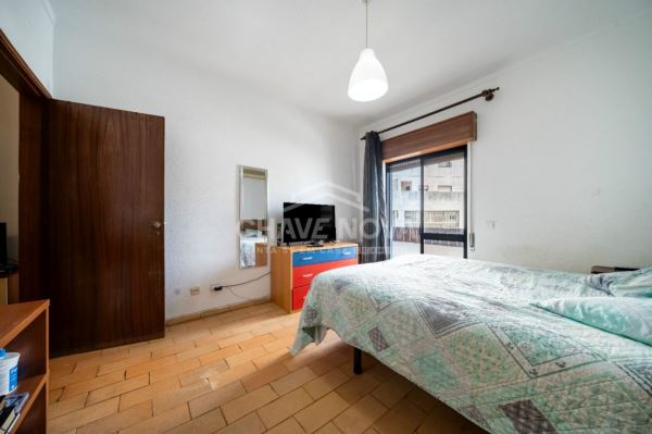 Apartamento T0, com generosa varanda, num 1º piso, virado a nascente, num prédio com elevador, em Loule. 