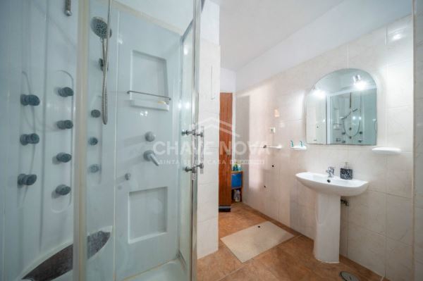 Apartamento T0, com generosa varanda, num 1º piso, virado a nascente, num prédio com elevador, em Loule. 