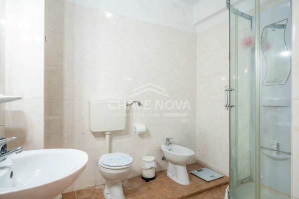 Apartamento T0, com generosa varanda, num 1º piso, virado a nascente, num prédio com elevador, em Loule. 
