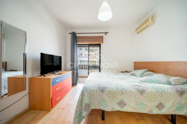 Apartamento T0, com generosa varanda, num 1º piso, virado a nascente, num prédio com elevador, em Loule. 