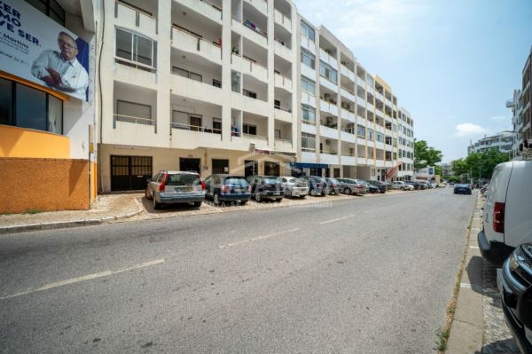 Apartamento T0, com generosa varanda, num 1º piso, virado a nascente, num prédio com elevador, em Loule. 