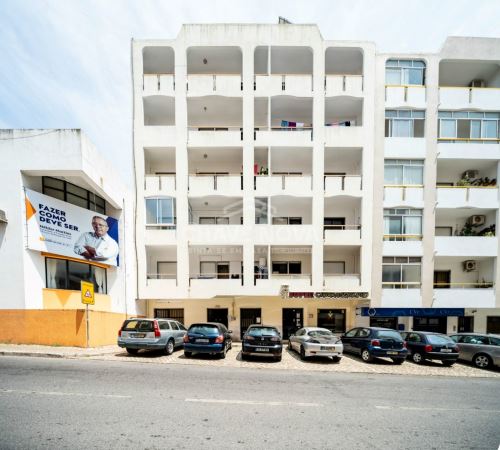 Apartamento T0, com generosa varanda, num 1º piso, virado a nascente, num prédio com elevador, em Loule. 