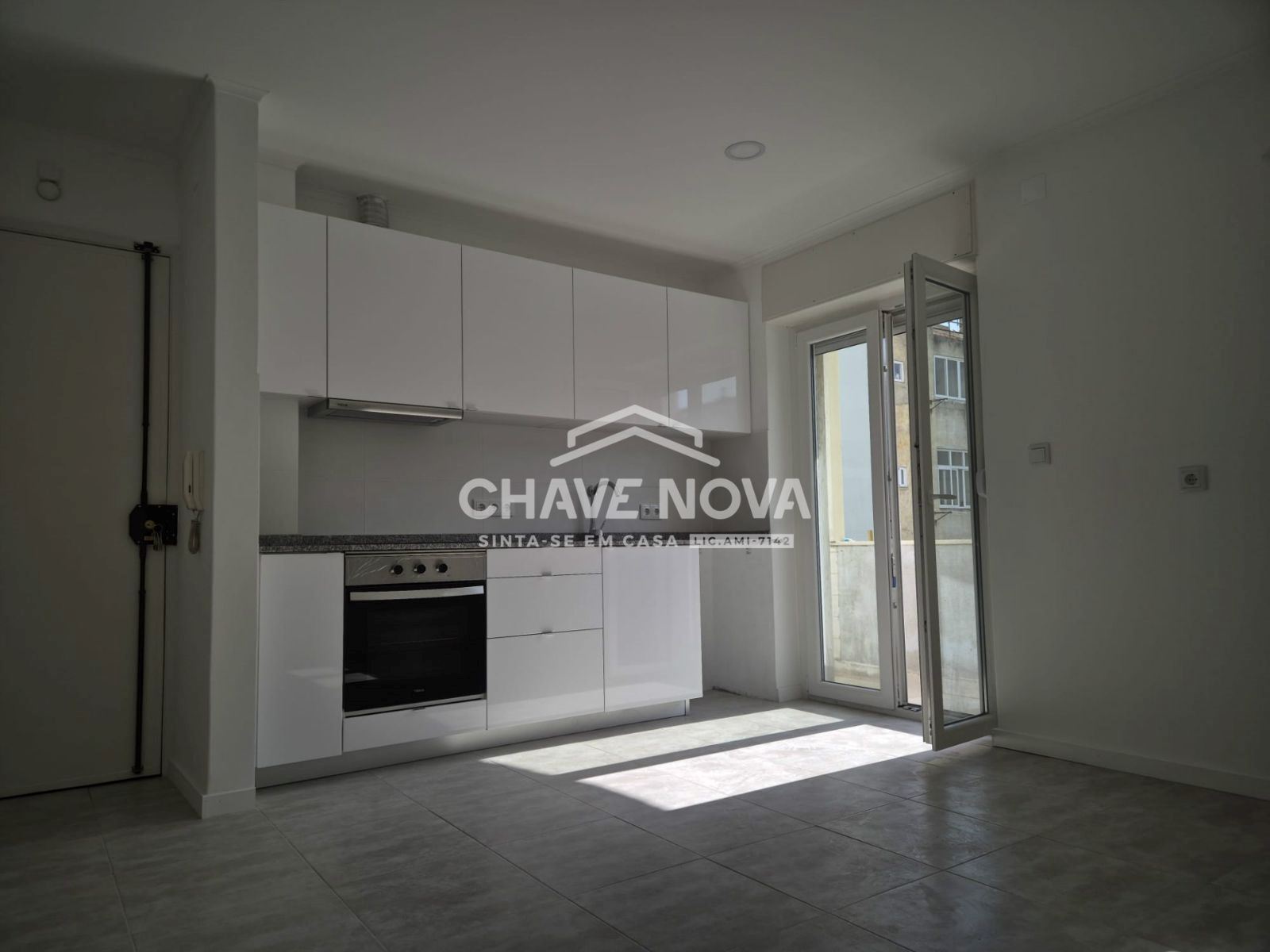 Apartamento T2 na Avenida Almirante Reis em Anjos.