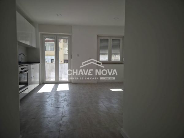 Apartamento T2 na Avenida Almirante Reis em Anjos.