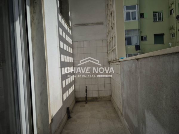 Apartamento T2 na Avenida Almirante Reis em Anjos.