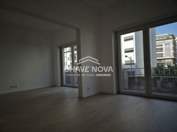 Apartamento T2 na Avenida Almirante Reis em Anjos.