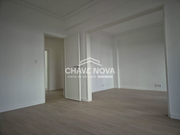 Apartamento T2 na Avenida Almirante Reis em Anjos.
