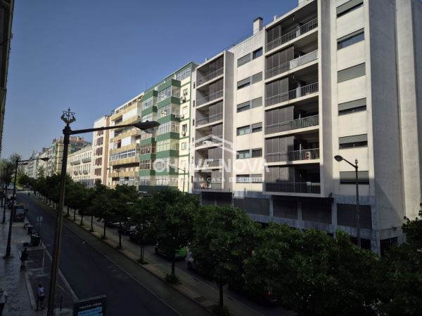 Apartamento T2 na Avenida Almirante Reis em Anjos.