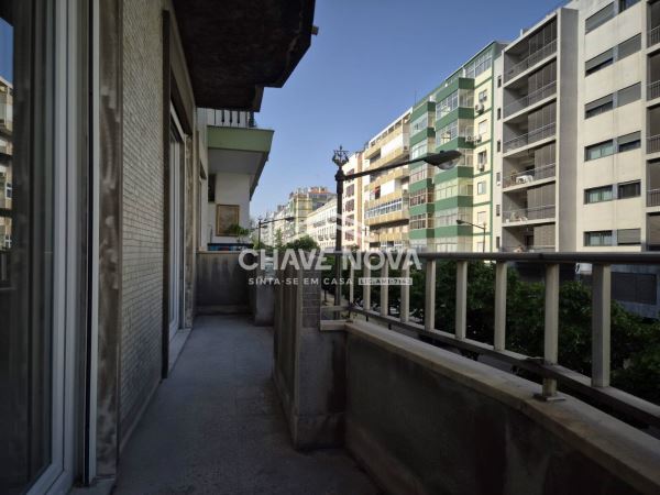 Apartamento T2 na Avenida Almirante Reis em Anjos.