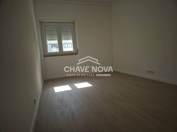 Apartamento T2 na Avenida Almirante Reis em Anjos.