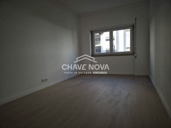 Apartamento T2 na Avenida Almirante Reis em Anjos.