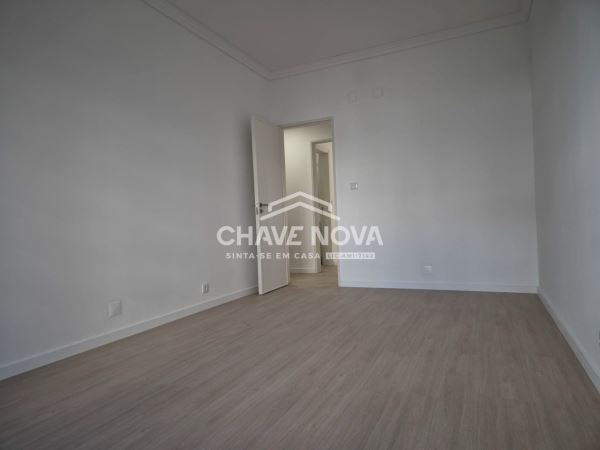 Apartamento T2 na Avenida Almirante Reis em Anjos.