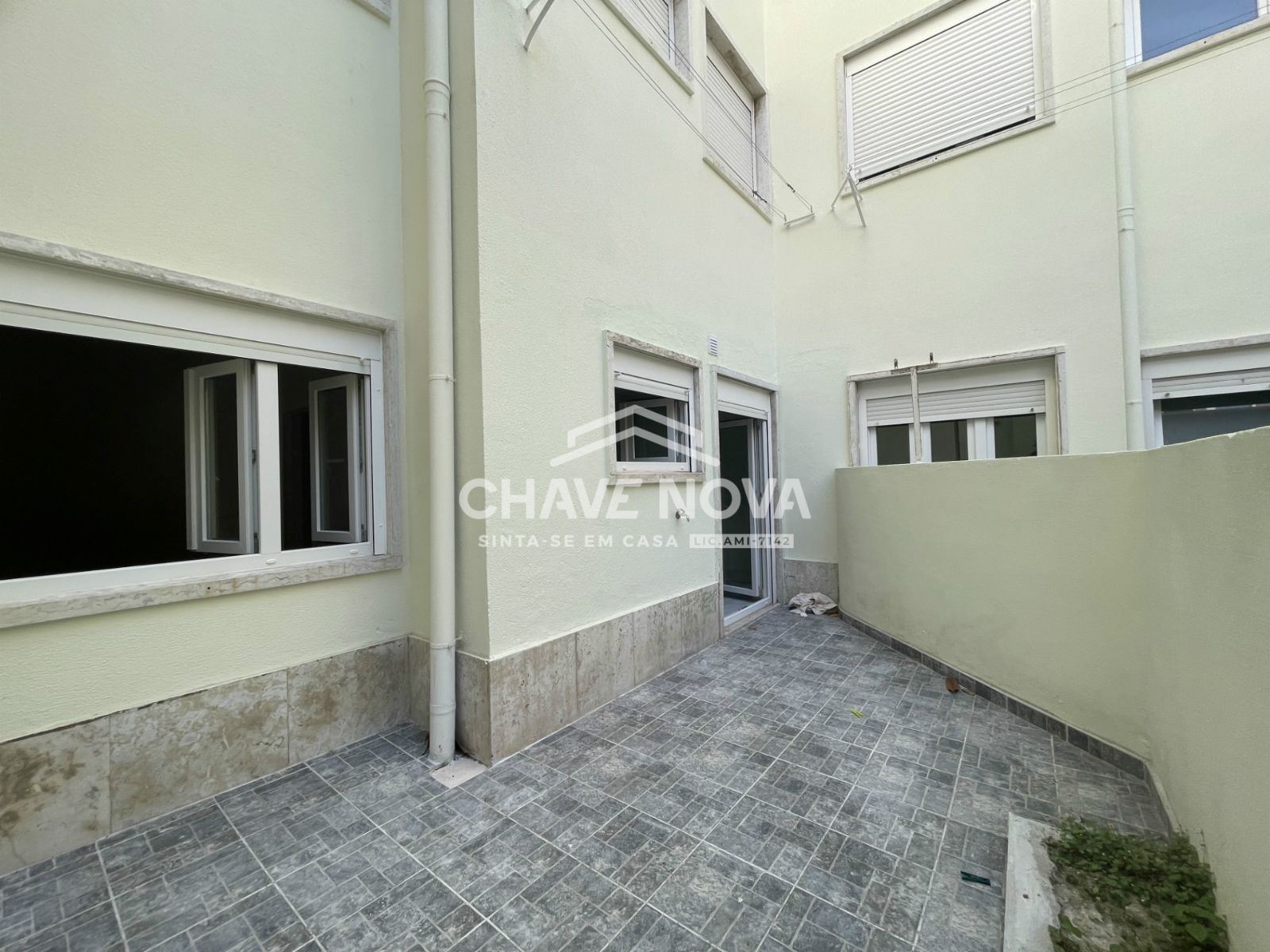 Apartamento T1 remodelado com logradouro em Campo de Ourique