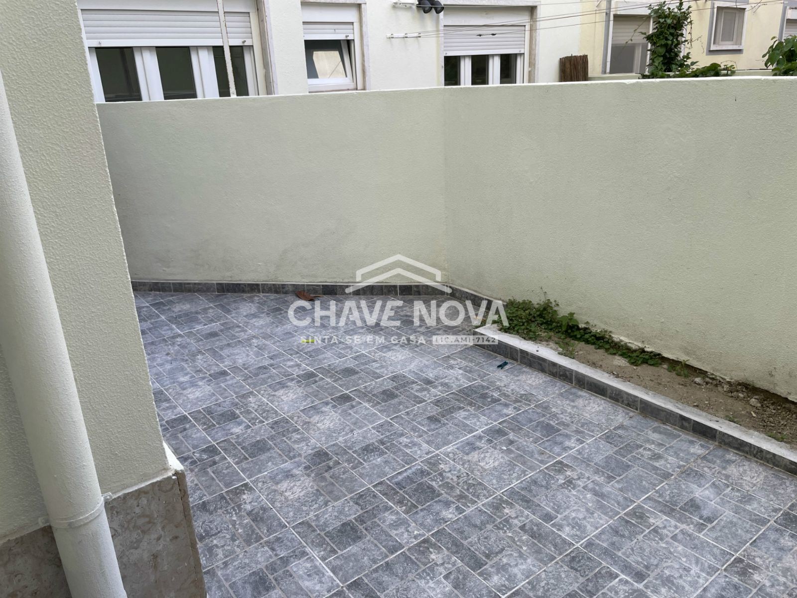 Apartamento T1 remodelado com logradouro em Campo de Ourique