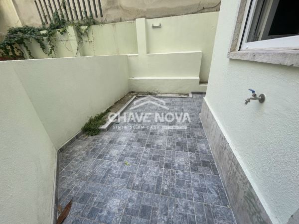 Apartamento T1 remodelado com logradouro em Campo de Ourique