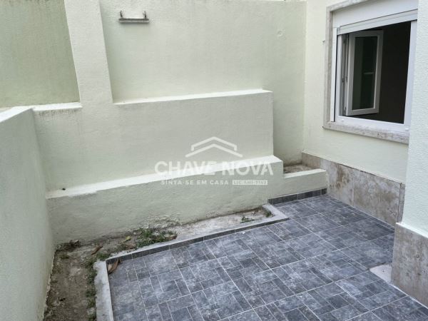 Apartamento T1 remodelado com logradouro em Campo de Ourique