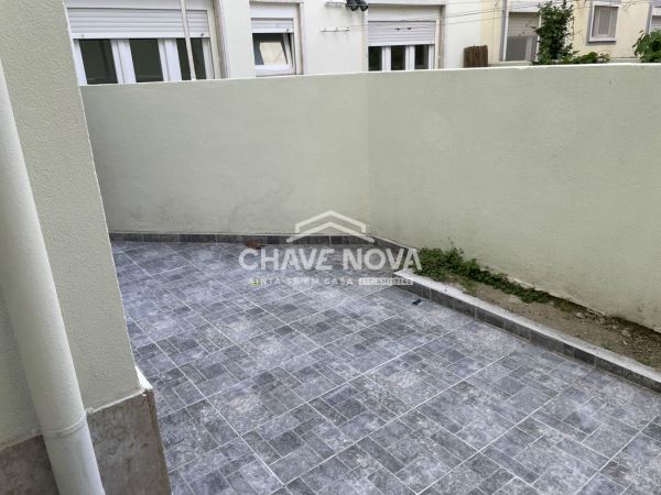Apartamento T1 remodelado com logradouro em Campo de Ourique