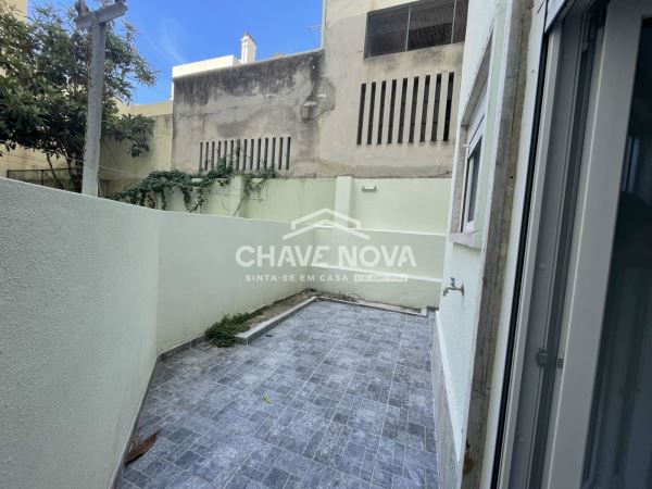 Apartamento T1 remodelado com logradouro em Campo de Ourique