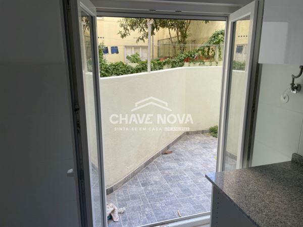 Apartamento T1 remodelado com logradouro em Campo de Ourique