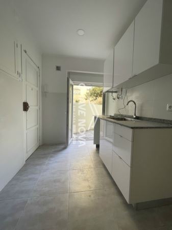 Apartamento T1 remodelado com logradouro em Campo de Ourique