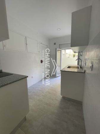 Apartamento T1 remodelado com logradouro em Campo de Ourique
