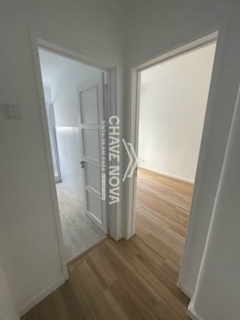 Apartamento T1 remodelado com logradouro em Campo de Ourique