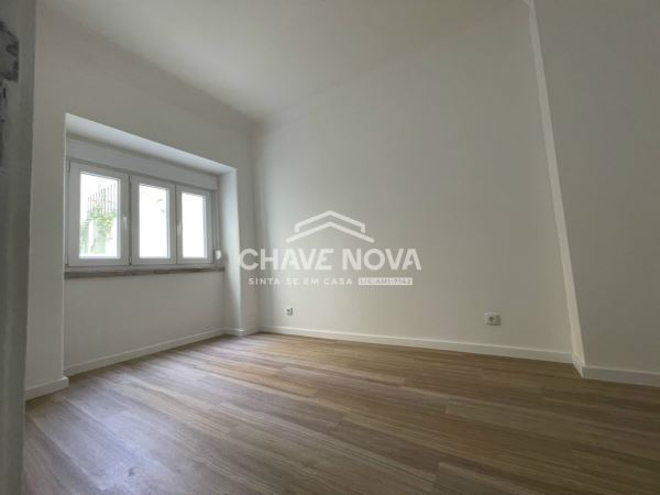 Apartamento T1 remodelado com logradouro em Campo de Ourique
