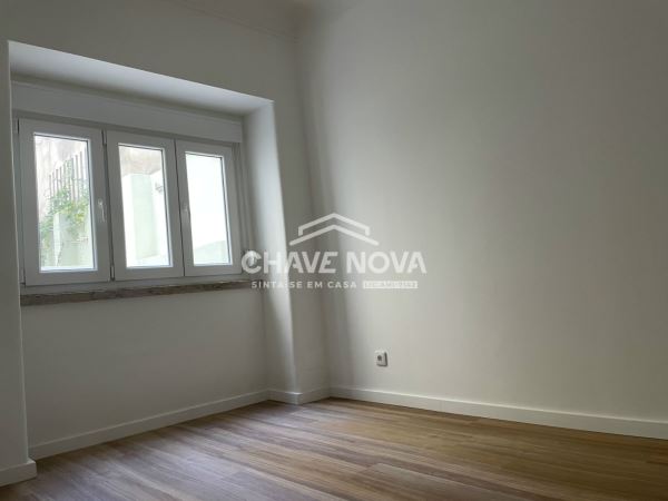 Apartamento T1 remodelado com logradouro em Campo de Ourique