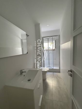 Apartamento T1 remodelado com logradouro em Campo de Ourique