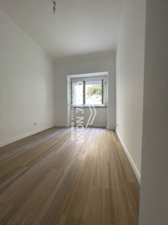 Apartamento T1 remodelado com logradouro em Campo de Ourique