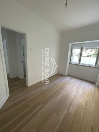 Apartamento T1 remodelado com logradouro em Campo de Ourique