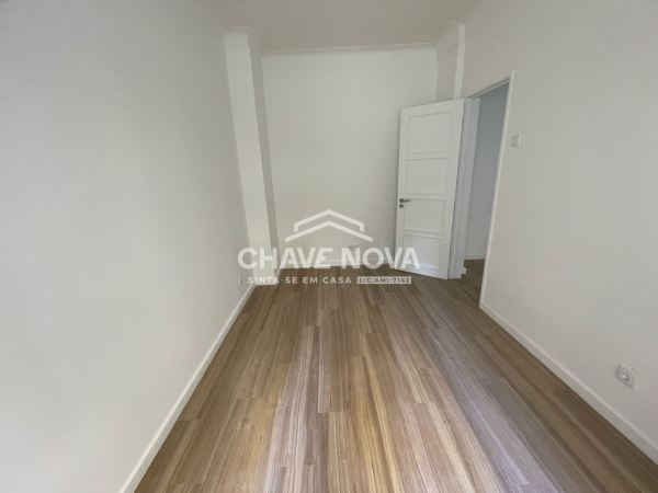 Apartamento T1 remodelado com logradouro em Campo de Ourique
