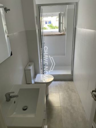 Apartamento T1 remodelado com logradouro em Campo de Ourique