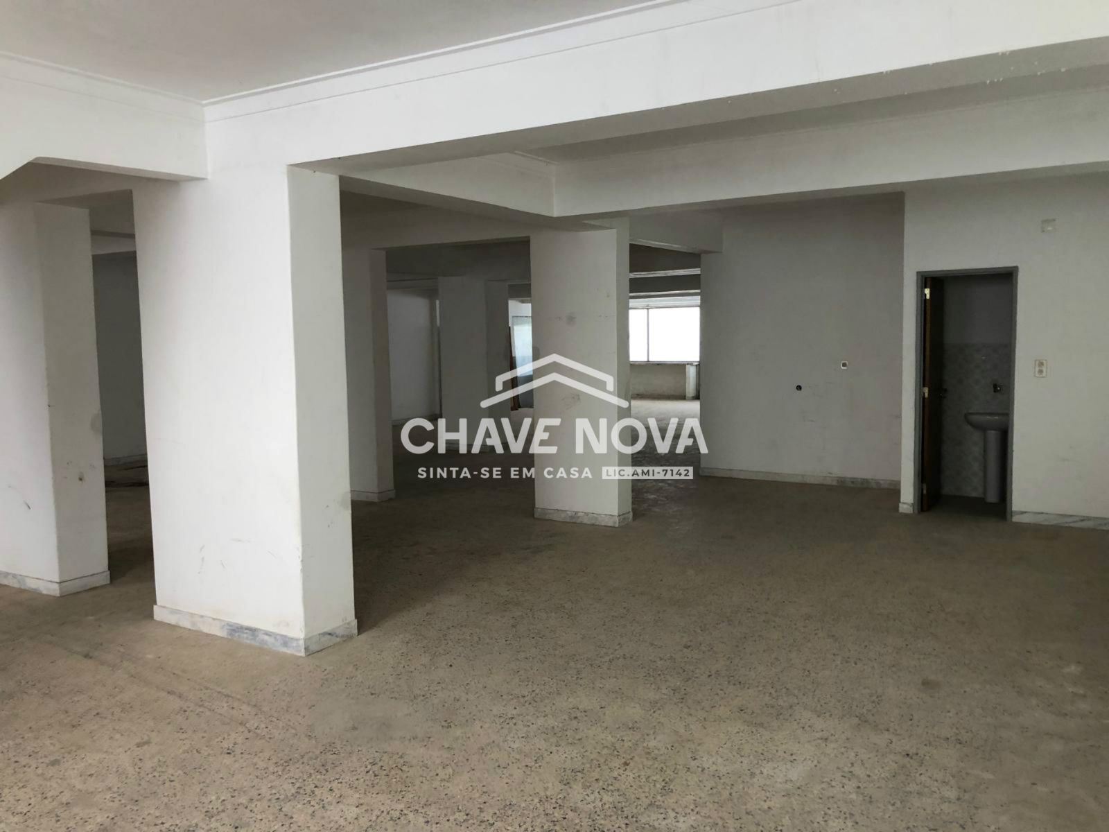 Loja no Cacém com acesso a veículos