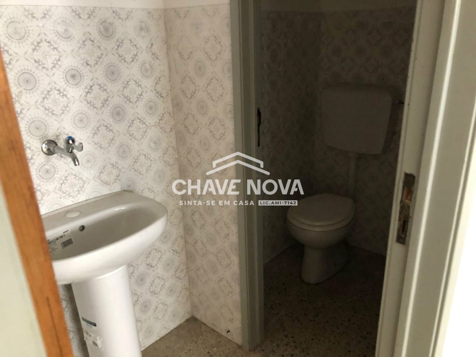 Loja no Cacém com acesso a veículos